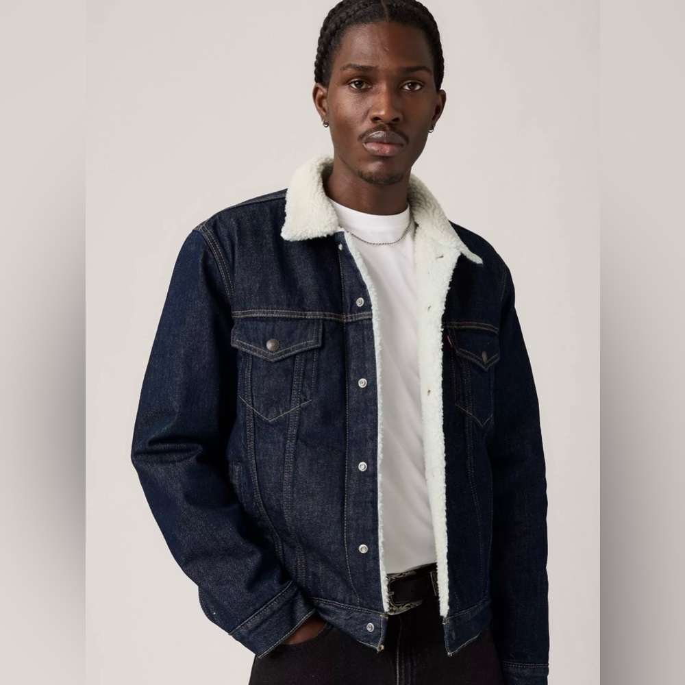 Like New! Levi's Dark Blue Jacket with Cream Sherpa Collar size Large.